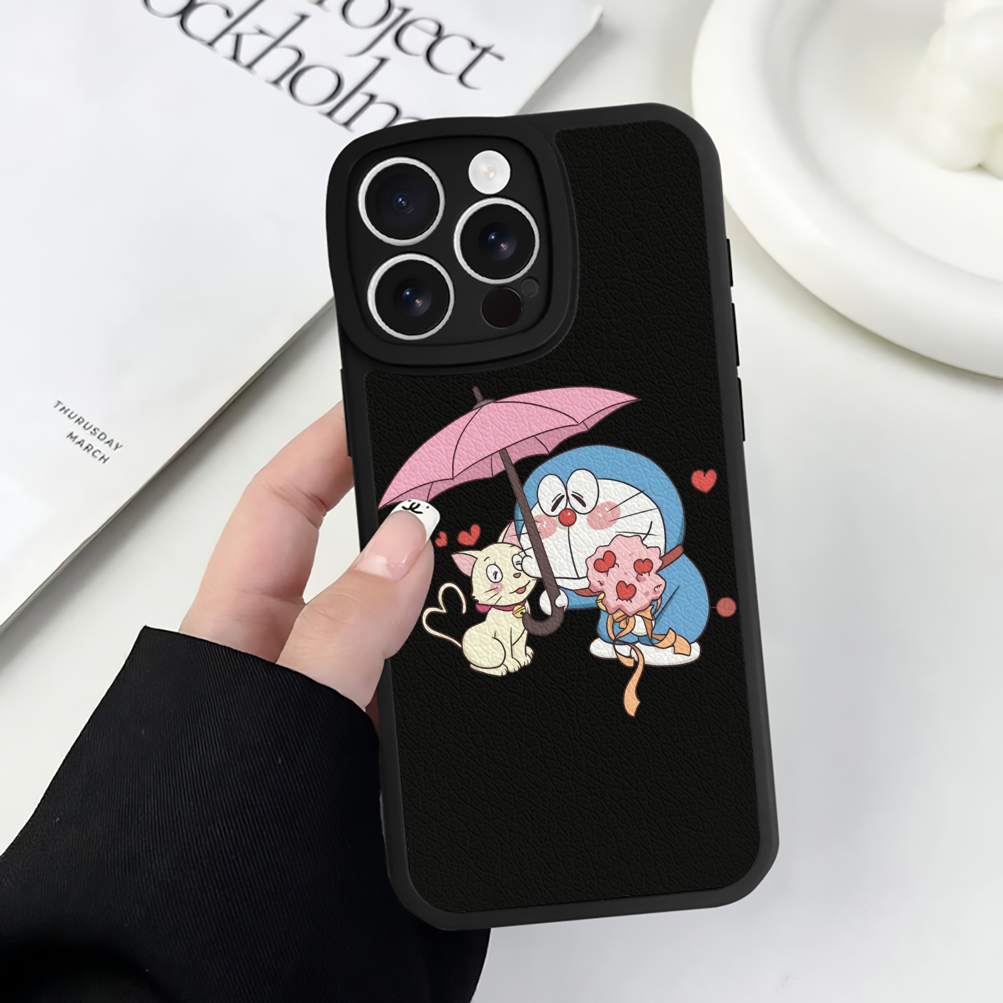 （画像用） ドラえもん Doraemon 【iPhone 16シリーズ対応】シリコンスマホケース（レザー調） 材質：シリコン